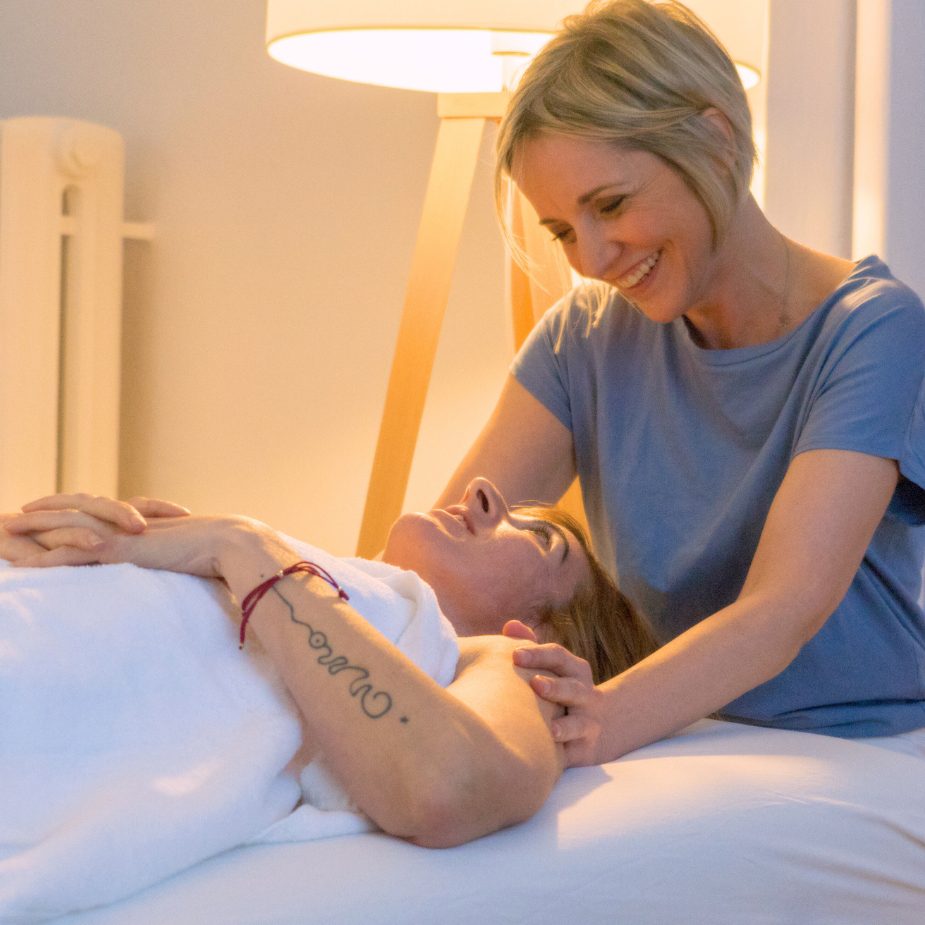 Brunella Steger Terapista complementare in un momento di contatto empatico con una cliente durante un trattamento