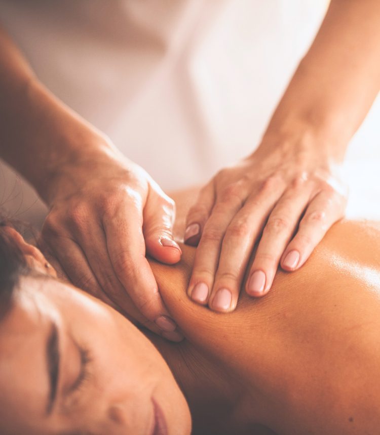 Massaggio classico terapeutico alla schiena per sciogliere le tensioni e favorire il rilassamento muscolare