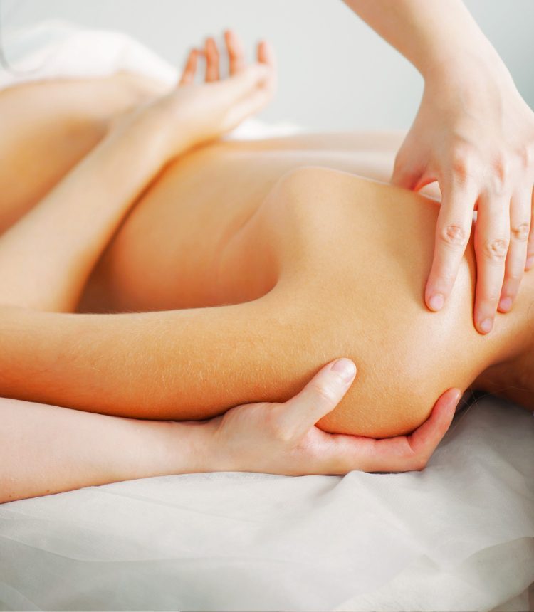 Terapista esegue un massaggio miofasciale sollevando la scapola per trattare il muscolo sottoscapolare e alleviare dolori alla spalla