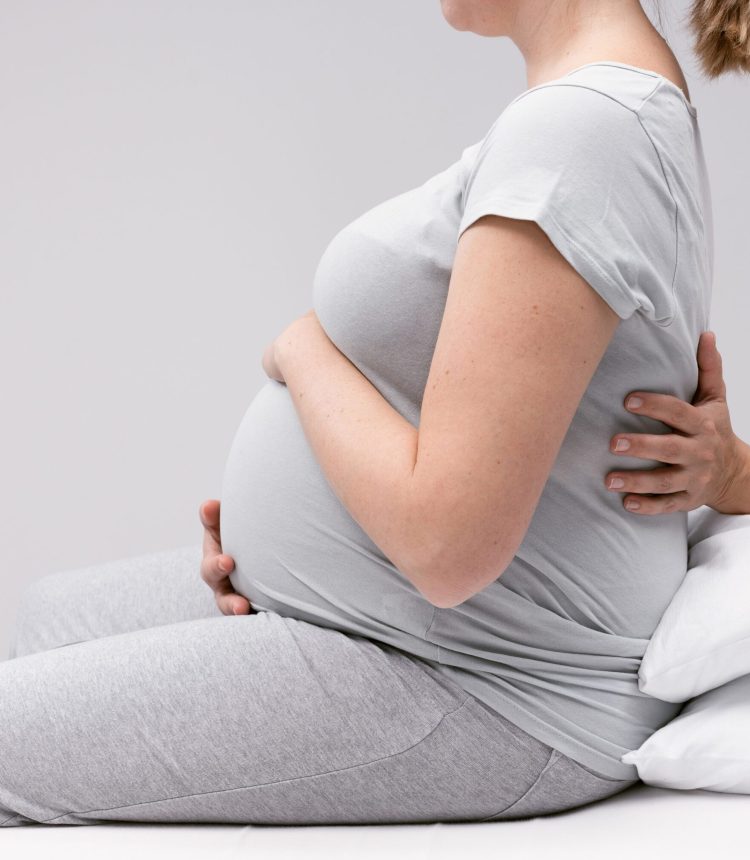 Trattamento di terapia craniosacrale su una donna in gravidanza, immagine concessa da Cranio Suisse®